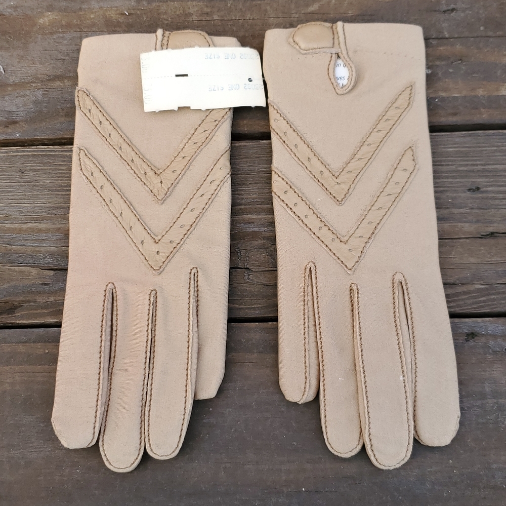 VINTAGE DEADSTOCK ARIS ISOTONER WOMEN'S GLOVES. ONE SIZE. TAN. NWT. 1980s